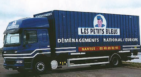 Camion de déménagement Les Petits Bleus à Nantes