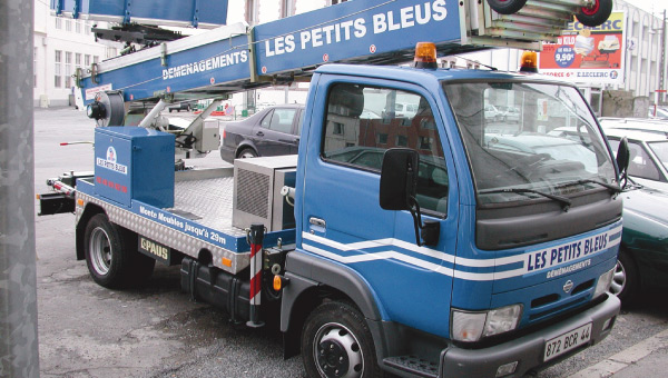 Monte-meuble Les Petits Bleus pour la mise en garde-meubles à Nantes